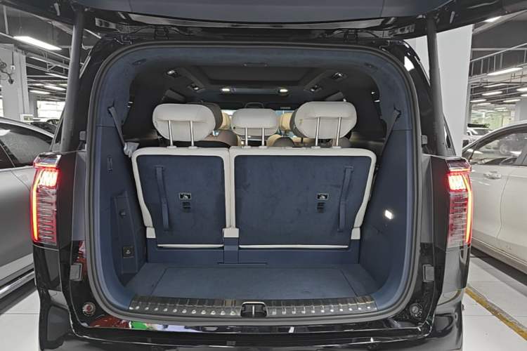 Used Zeekr 009 2024 7-Seater Walk-Through Version Four-Wheel Drive 108 kWh Trunk