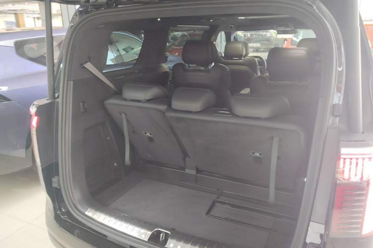 Used Zeekr 009 2024 7-Seater Walk-Through Version Four-Wheel Drive 108 kWh Trunk