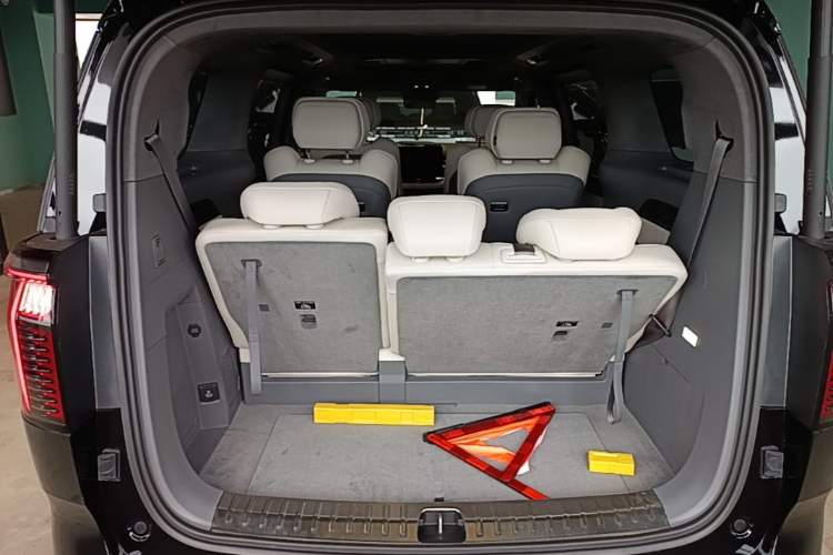 Used Zeekr 009 2024 7-Seater Walk-Through Version Four-Wheel Drive 108 kWh Trunk