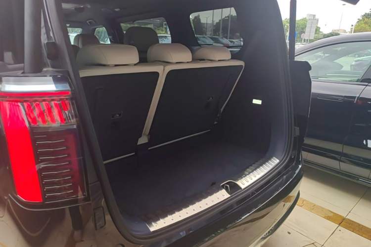 Used Zeekr 009 2024 7-Seater Walk-Through Version Four-Wheel Drive 108 kWh Trunk