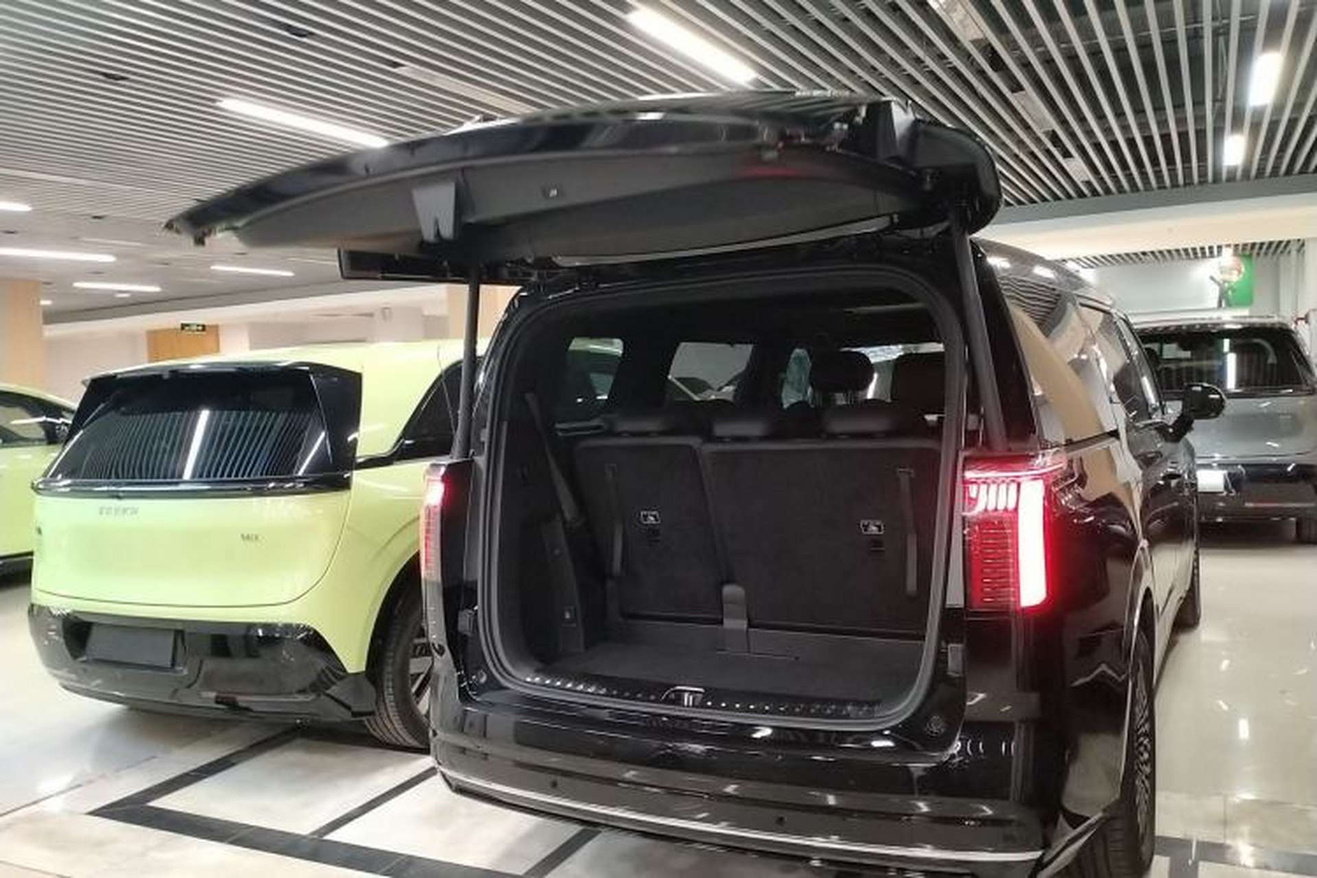 Used Zeekr 009 2024 7-Seater Aisle Version 108 kWh Trunk