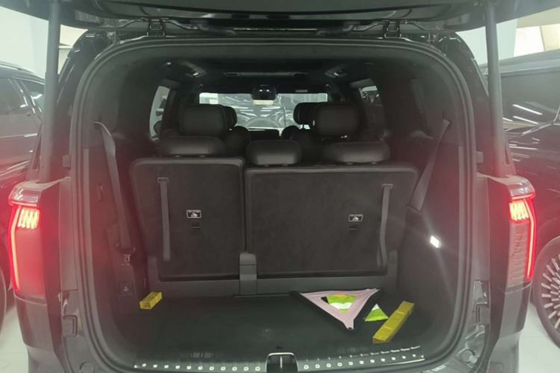 Used Zeekr 009 2024 7-Seater Walk-Through Version Four-Wheel Drive 108 kWh Trunk