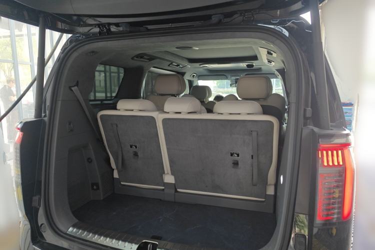 Used Zeekr 009 2024 7-Seater Walk-Through Version Four-Wheel Drive 108 kWh Trunk