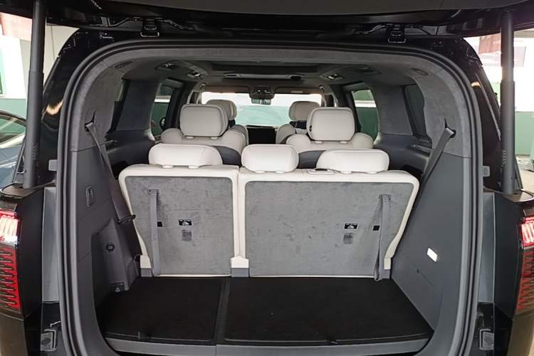 Used Zeekr 009 2024 7-Seater Aisle Version 108 kWh Trunk