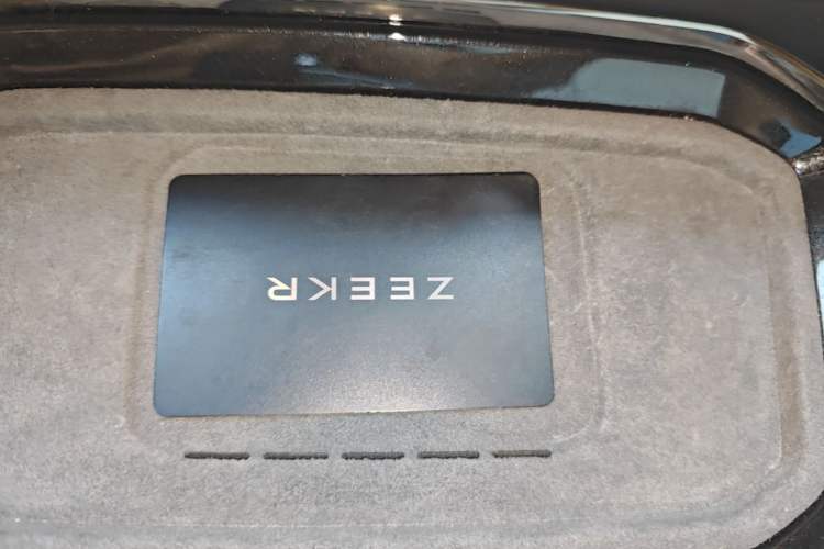 Used Zeekr 009 2024 7-Seater Walk-Through Version Four-Wheel Drive 108 kWh Vehicle Key