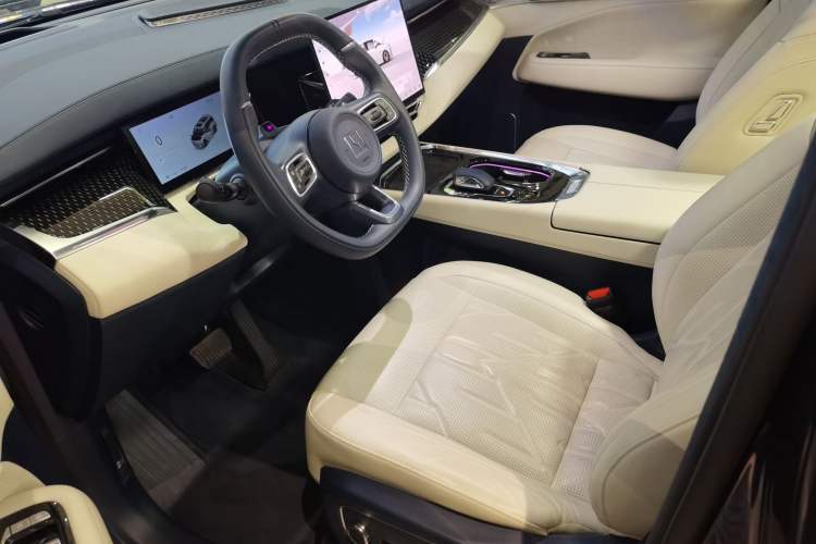 Used Zeekr 009 2024 7-Seater Walk-Through Version Four-Wheel Drive 108 kWh Driver Seat