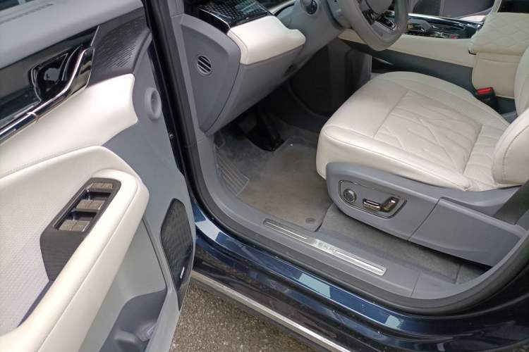 Used Zeekr 009 2024 7-Seater Walk-Through Version Four-Wheel Drive 108 kWh Driver Seat