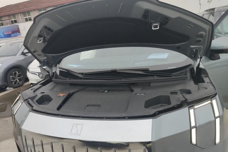 Used Zeekr 009 2024 7-Seater Walk-Through Version Four-Wheel Drive 108 kWh Engine Bay