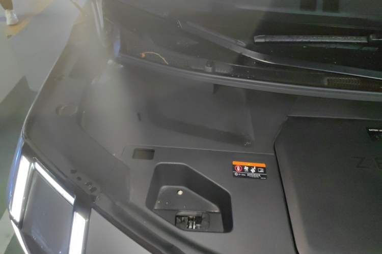 Used Zeekr 009 2024 7-Seater Walk-Through Version Four-Wheel Drive 108 kWh Engine Bay Right