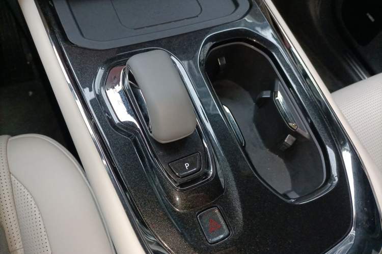 Used Zeekr 009 2024 7-Seater Walk-Through Version Four-Wheel Drive 108 kWh Gear Lever