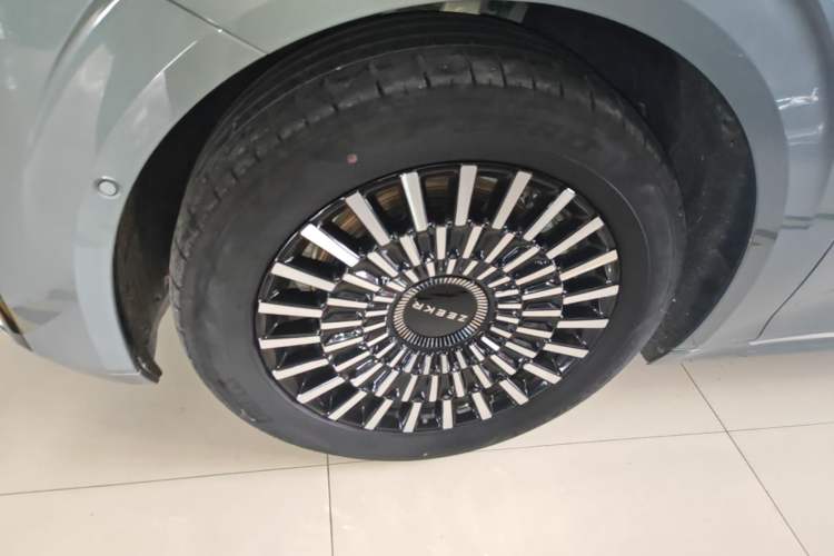 Used Zeekr 009 2024 7-Seater Aisle Version 108 kWh Left Front Wheel Hub