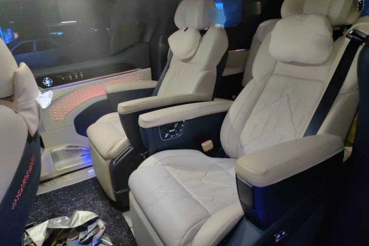 Used Zeekr 009 2024 7-Seater Walk-Through Version Four-Wheel Drive 108 kWh Left Rear Seat