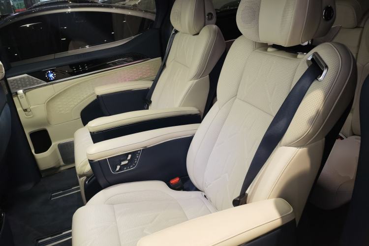 Used Zeekr 009 2024 7-Seater Walk-Through Version Four-Wheel Drive 108 kWh Left Rear Seat
