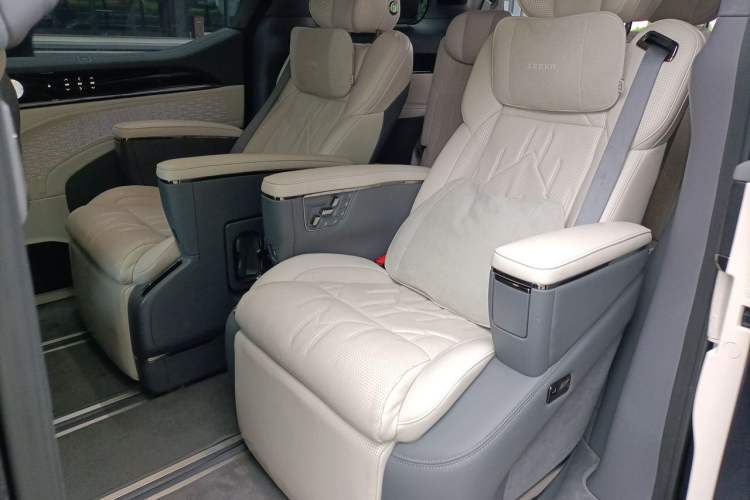Used Zeekr 009 2024 7-Seater Walk-Through Version Four-Wheel Drive 108 kWh Left Rear Seat