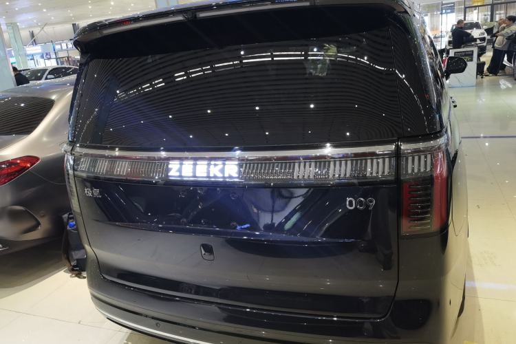 Used Zeekr 009 2024 7-Seater Walk-Through Version Four-Wheel Drive 108 kWh Rear