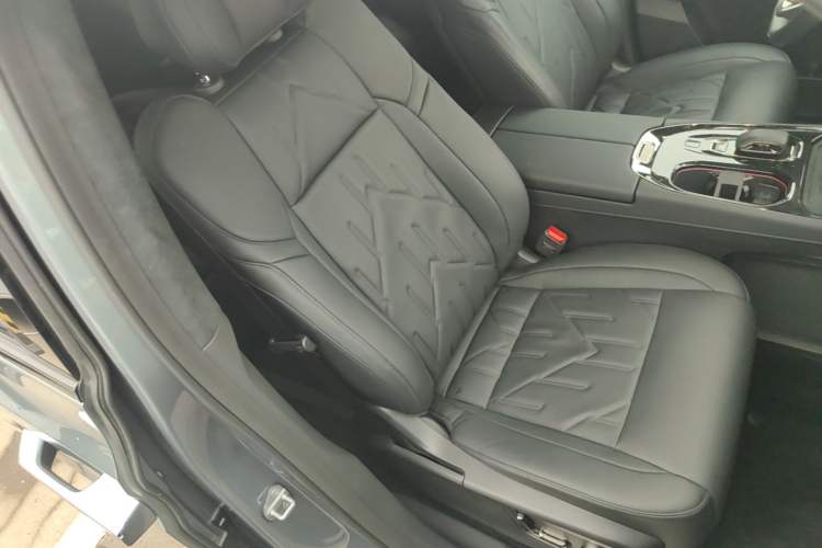 Used Zeekr 009 2024 7-Seater Walk-Through Version Four-Wheel Drive 108 kWh Right Front Seat