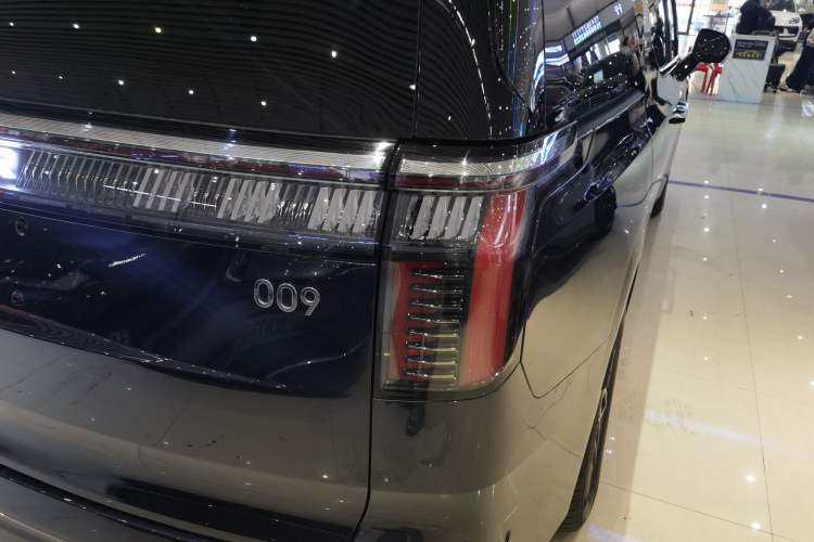 Used Zeekr 009 2024 7-Seater Walk-Through Version Four-Wheel Drive 108 kWh Right Rear Taillight
