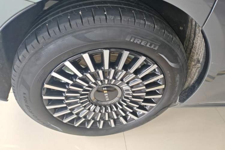 Used Zeekr 009 2024 7-Seater Aisle Version 108 kWh Right Rear Wheel Hub