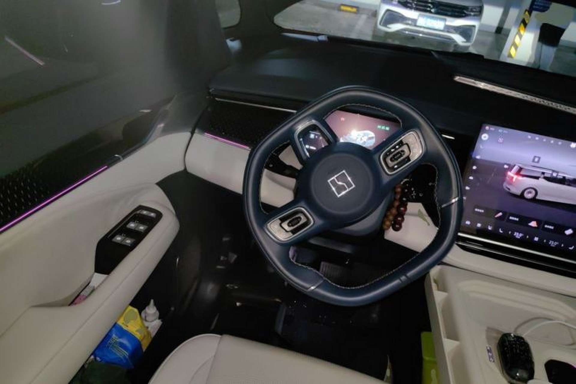 Used Zeekr 009 2024 7-Seater Walk-Through Version Four-Wheel Drive 108 kWh Steering Wheel