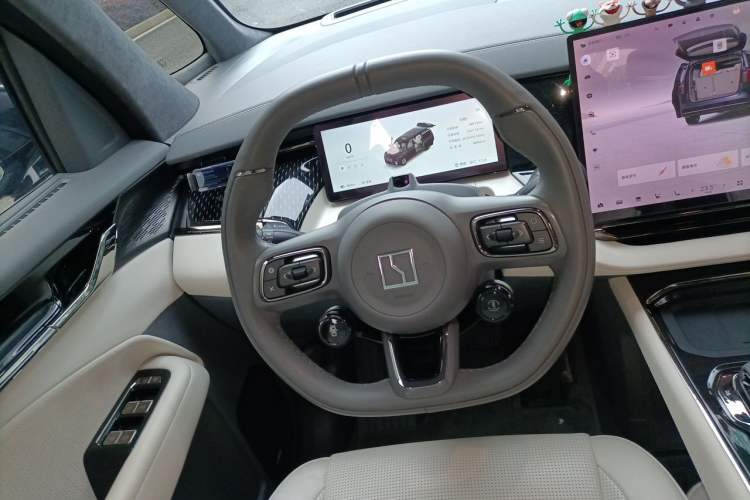 Used Zeekr 009 2024 7-Seater Walk-Through Version Four-Wheel Drive 108 kWh Steering Wheel