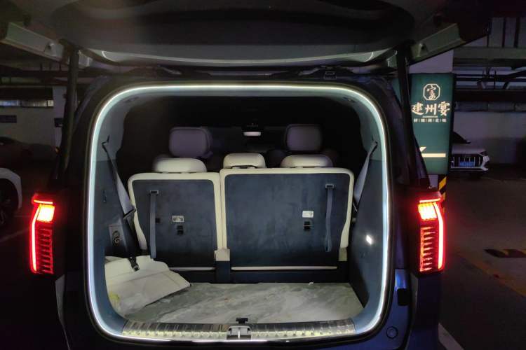 Used Zeekr 009 2024 7-Seater Walk-Through Version Four-Wheel Drive 108 kWh Trunk