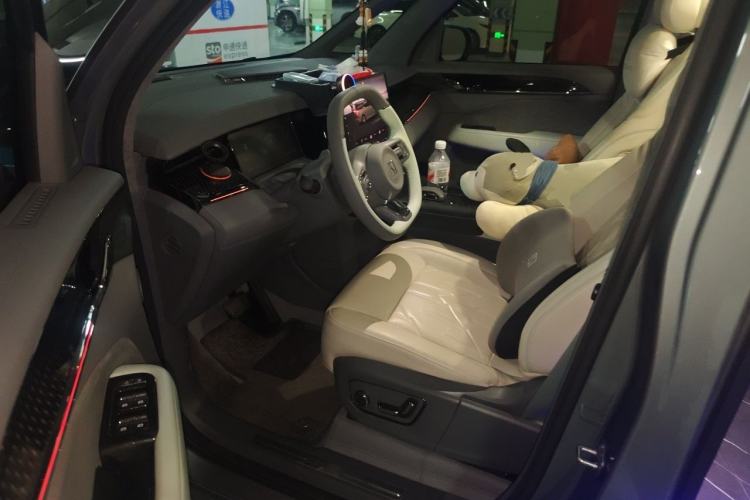 Used Zeekr 009 2024 7-Seater Walk-Through Version Four-Wheel Drive 108 kWh Driver Seat