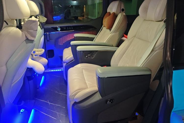 Used Zeekr 009 2024 7-Seater Walk-Through Version Four-Wheel Drive 108 kWh Left Rear Seat