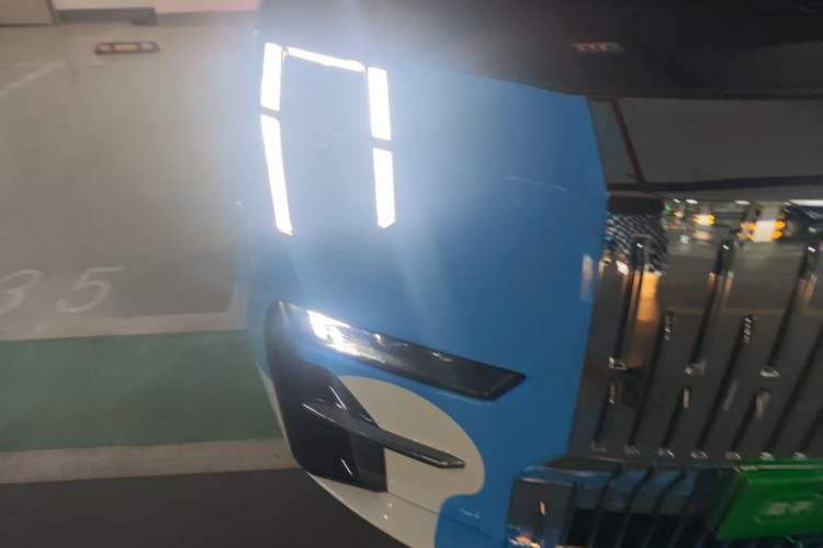 Used Zeekr 009 2024 7-Seater Walk-Through Version Four-Wheel Drive 108 kWh Right Front Headlight