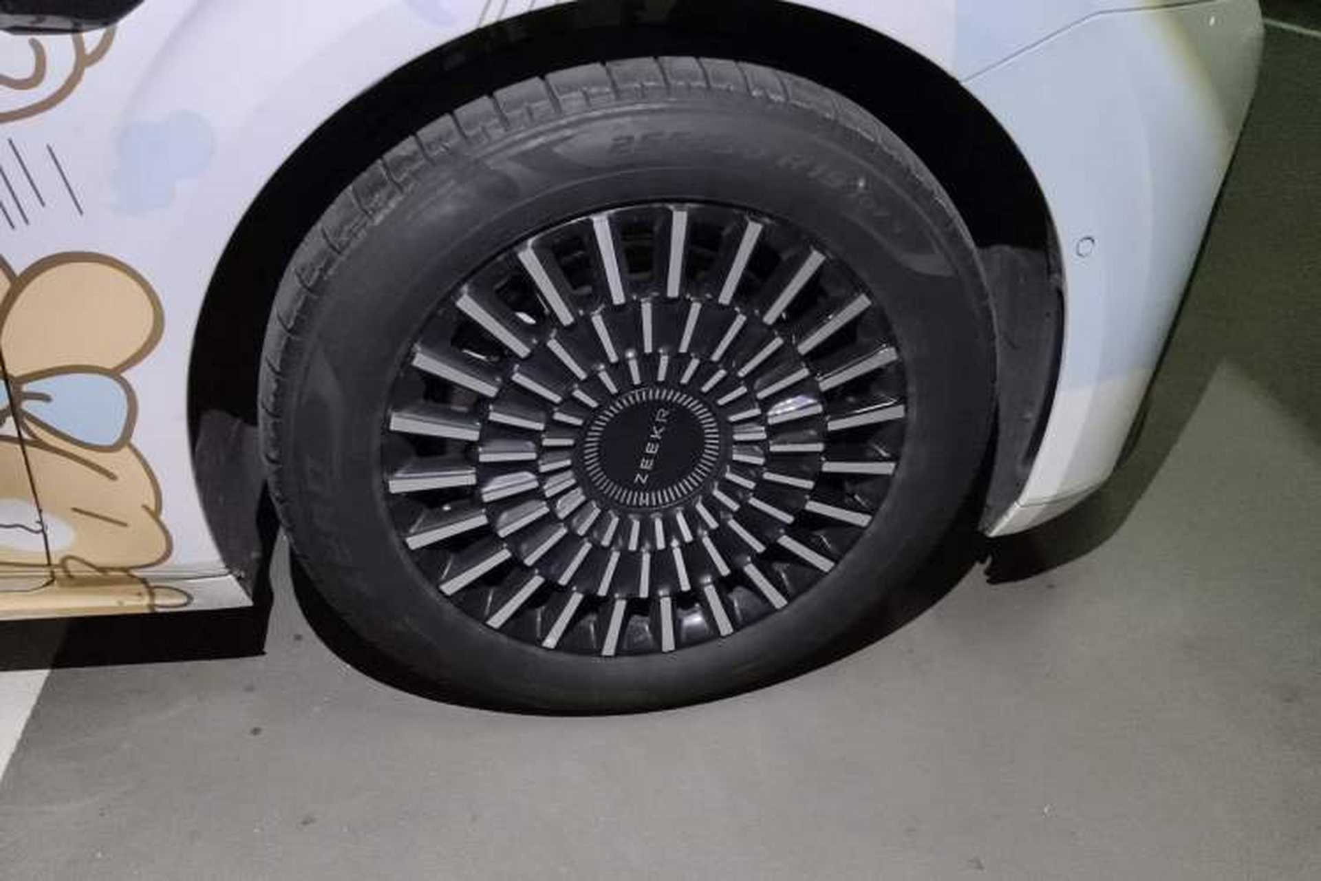 Used Zeekr 009 2024 Six-Seat Executive Version 4WD 108 kWh Right Front Wheel Hub