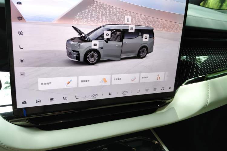 Used Zeekr 009 2024 7-Seater Walk-Through Version Four-Wheel Drive 108 kWh Audio And AC Panel