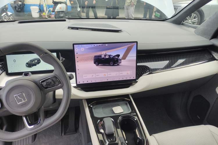 Used Zeekr 009 2024 Six-Seat Executive Version 4WD 108 kWh Audio And AC Panel