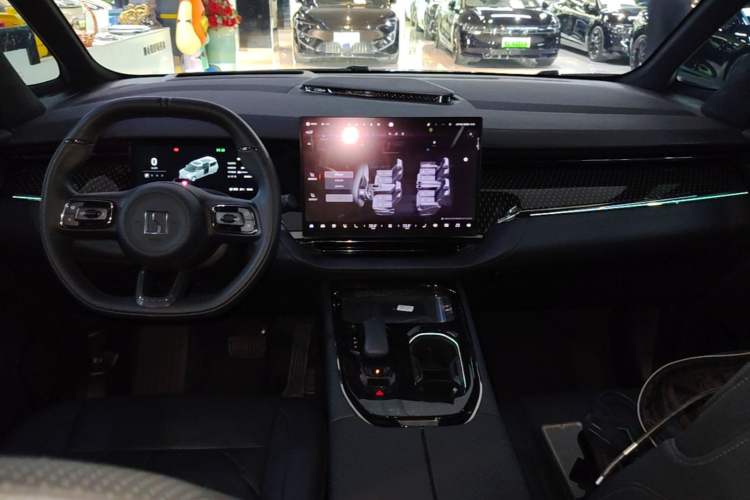 Used Zeekr 009 2024 Six-Seat Executive Version 4WD 108 kWh Center Console