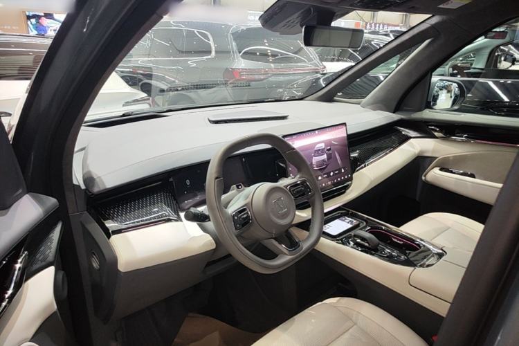 Used Zeekr 009 2024 7-Seater Aisle Version 108 kWh Center Console