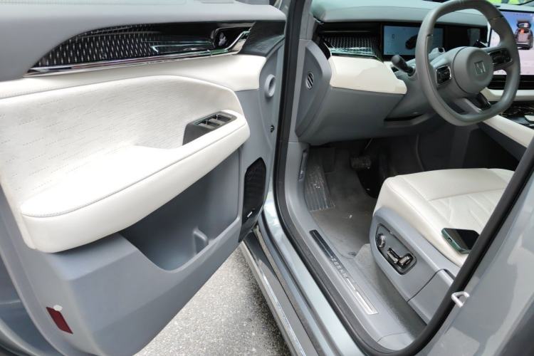 Used Zeekr 009 2024 7-Seater Walk-Through Version Four-Wheel Drive 108 kWh Driver Seat
