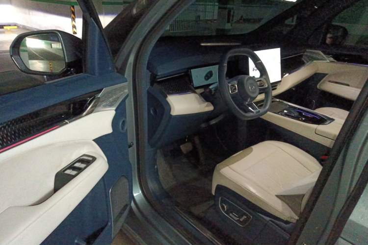 Used Zeekr 009 2024 Six-Seat Executive Version 4WD 108 kWh Driver Seat