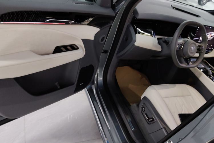 Used Zeekr 009 2024 7-Seater Walk-Through Version Four-Wheel Drive 108 kWh Driver Seat