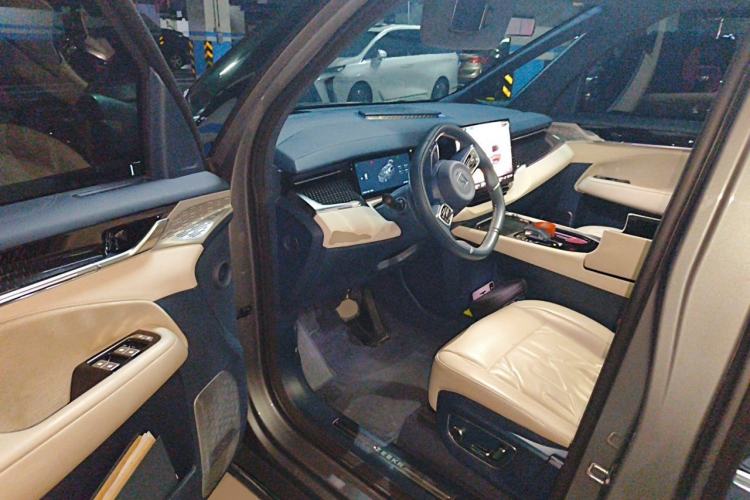 Used Zeekr 009 2024 7-Seater Aisle Version 108 kWh Driver Seat