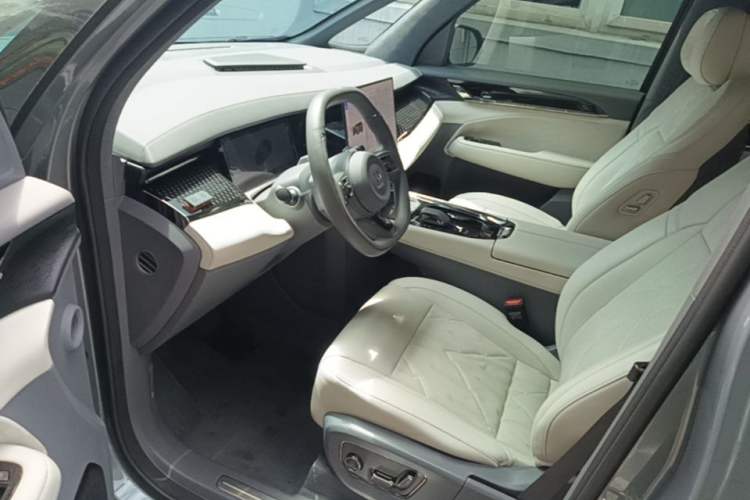 Used Zeekr 009 2024 7-Seater Aisle Version 108 kWh Driver Seat