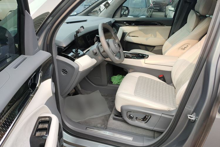 Used Zeekr 009 2024 7-Seater Walk-Through Version Four-Wheel Drive 108 kWh Driver Seat