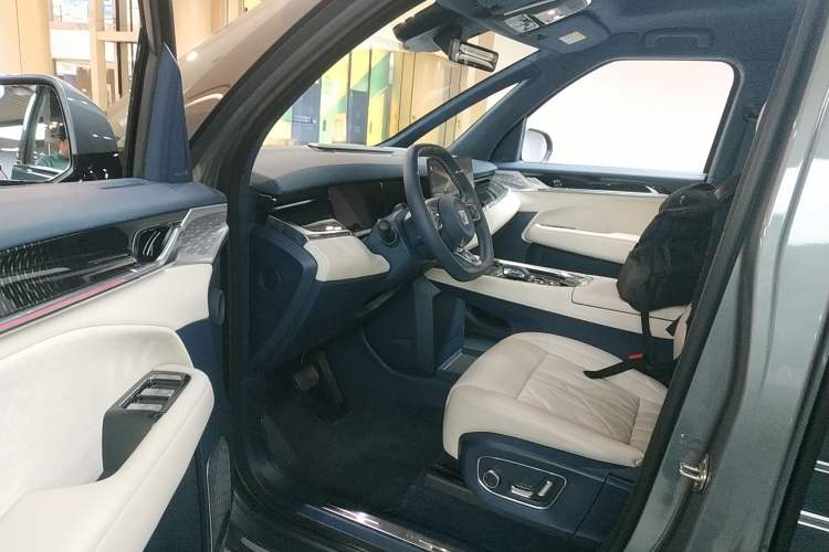 Used Zeekr 009 2024 Six-Seat Executive Version 4WD 108 kWh Driver Seat