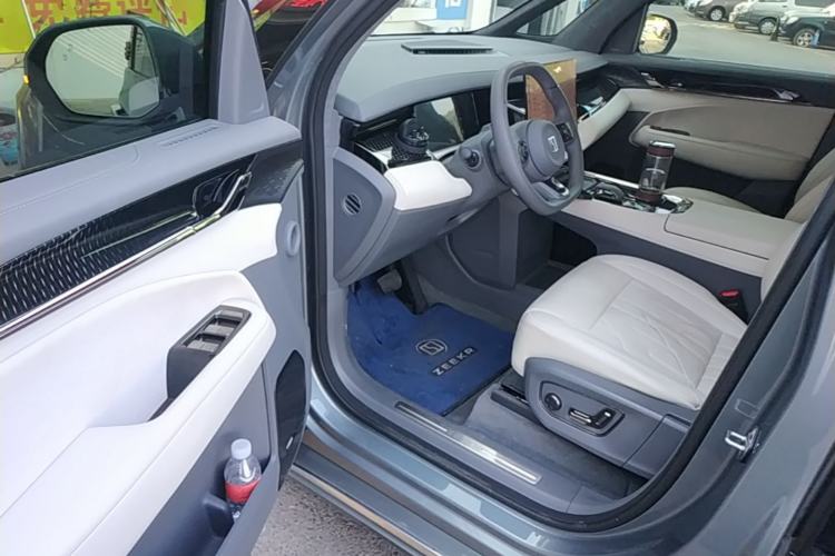 Used Zeekr 009 2024 7-Seater Walk-Through Version Four-Wheel Drive 108 kWh Driver Seat