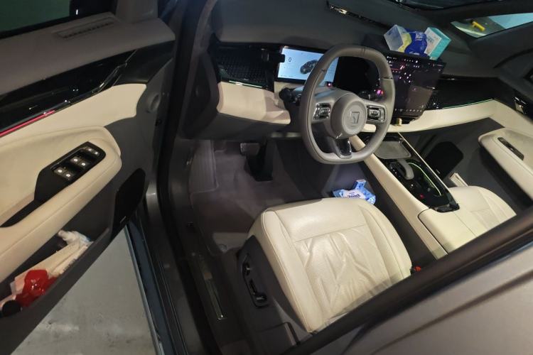 Used Zeekr 009 2024 7-Seater Walk-Through Version Four-Wheel Drive 108 kWh Driver Seat