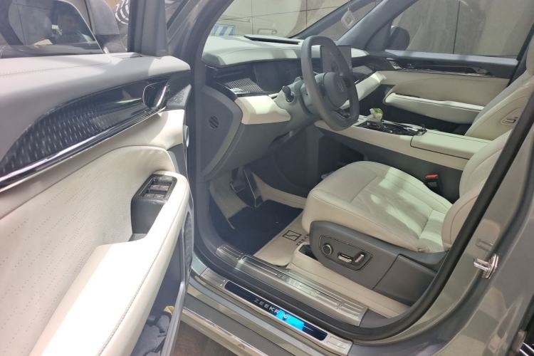 Used Zeekr 009 2024 7-Seater Aisle Version 108 kWh Driver Seat
