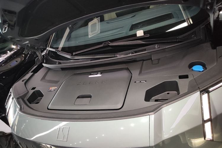 Used Zeekr 009 2024 7-Seater Walk-Through Version Four-Wheel Drive 108 kWh Engine Bay