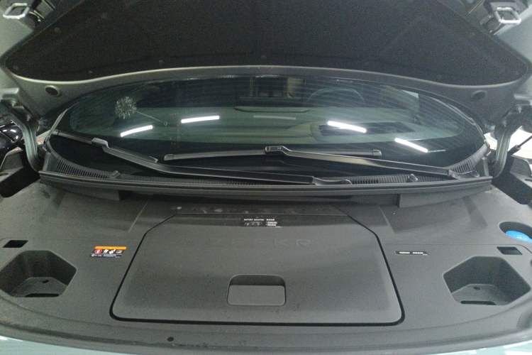 Used Zeekr 009 2024 Six-Seat Executive Version 4WD 108 kWh Engine Bay