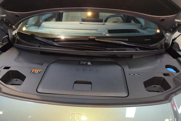 Used Zeekr 009 2024 Six-Seat Executive Version 4WD 140 kWh Engine Bay