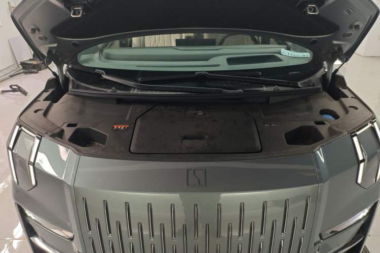 Used Zeekr 009 2024 Six-Seat Executive Version 4WD 108 kWh Engine Bay