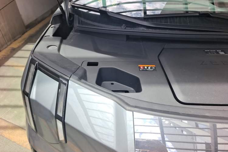 Used Zeekr 009 2024 7-Seater Aisle Version 108 kWh Engine Bay Right