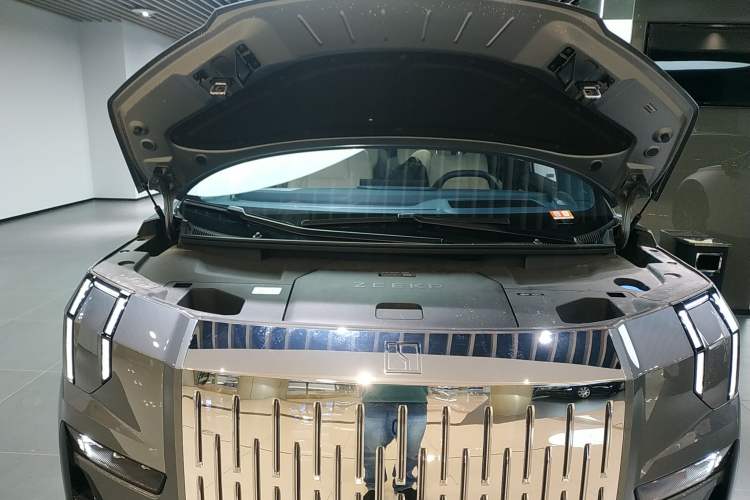 Used Zeekr 009 2024 Six-Seat Executive Version 4WD 108 kWh Engine Bay