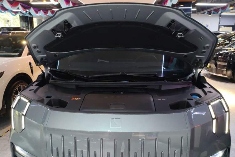 Used Zeekr 009 2024 Six-Seat Executive Version 4WD 108 kWh Engine Bay